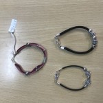 Pulsera para detalle de eventos (bodas, comuniones...) de cuero y metal. Para pedidos mayores de 10 unid. el precio sería de 2 Euros.