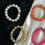 Pulseras bola colores con pedrería 5 €